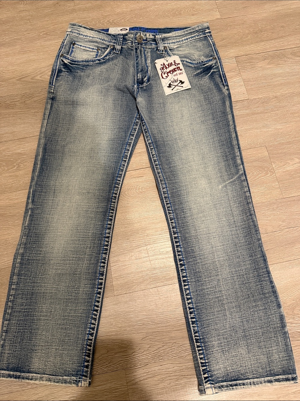 Axe & Crown Men’s Size waist 33 and length 30 Light Wash Straight Leg Jeans